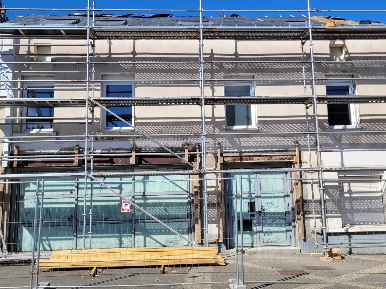 Façade et devanture commerciale à Jallais, photo 3