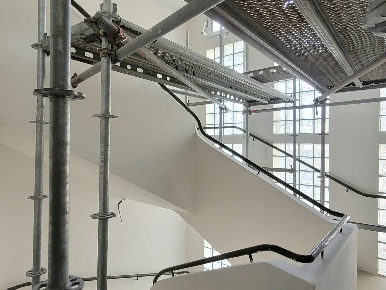 Échafaudage en cage d'escalier à Saint-Lambert-du-Lattay